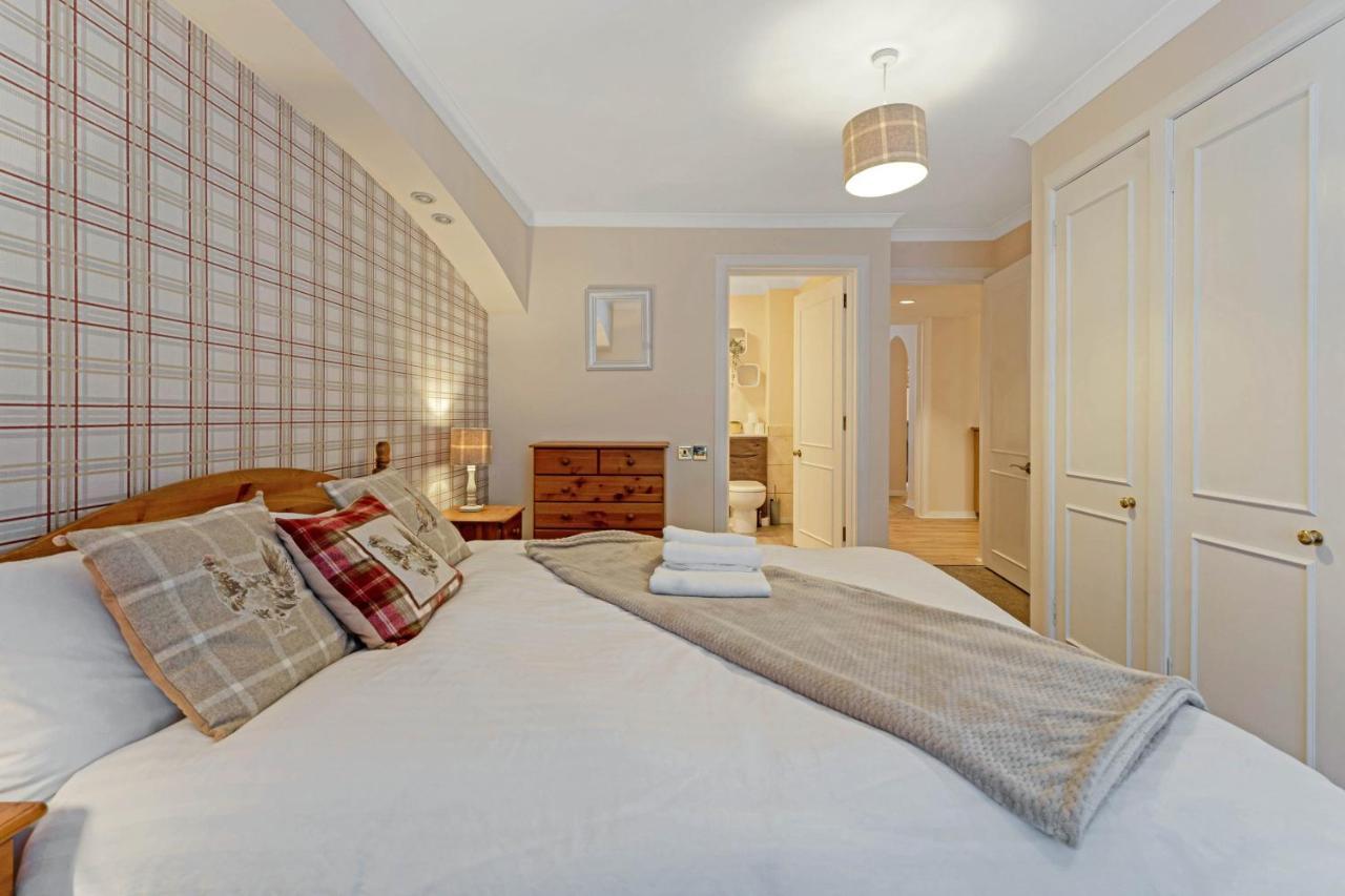 Elegant & Unique Getaway - Spacious 3 Bedroom, 2 Bathroom City Centre Apartment - Free Allocated Parking. Единбург Екстер'єр фото